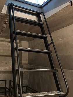 лестница в подвал с двумя поручнями
