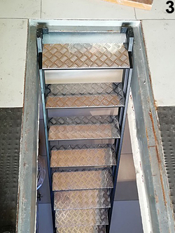 лестница в подвал гаража без поручней
