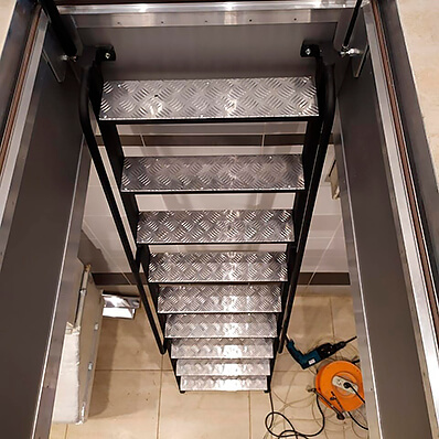 лестница в подвал с алюминиевыми ступенями